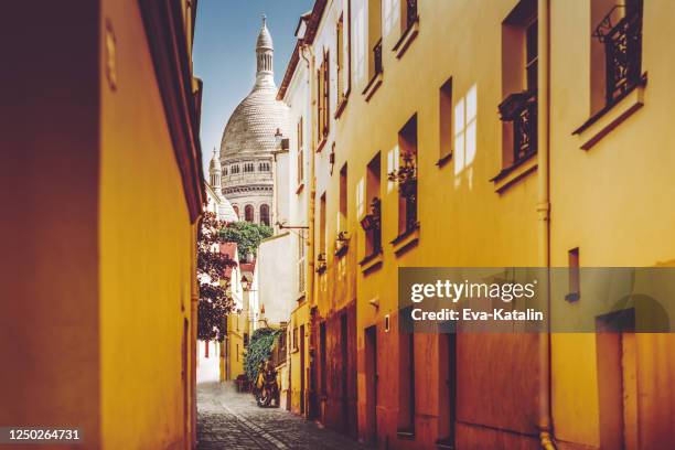 montmartre in paris - montmartre stock pictures, royalty-free photos & images