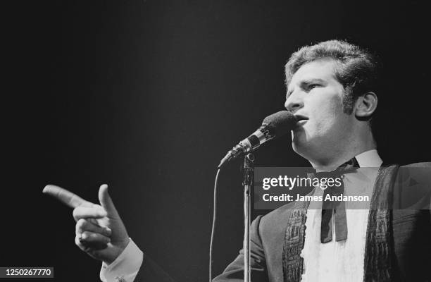 Le chanteur Eddy Mitchell sur scène.