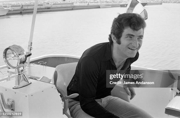 Le chanteur Eddy Mitchell en balade en bateau à Saint Tropez.