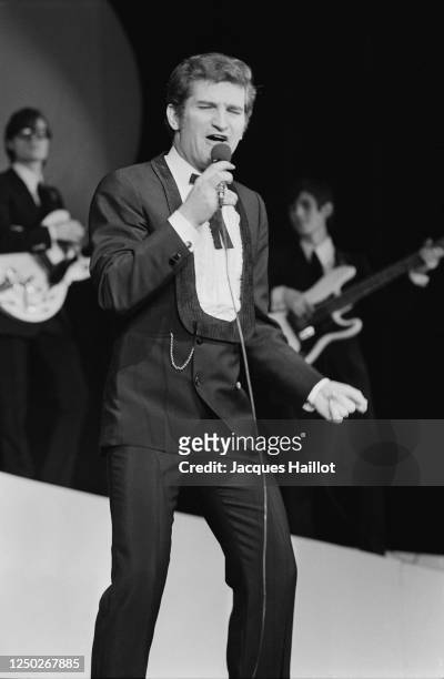 Le chanteur français Eddy Mitchell sur scène à l'Olympia en 1967.