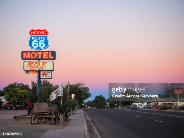 motel at seligman on mythic route 66, arizon, usa - hotel americano stock pictures, royalty-free photos & images