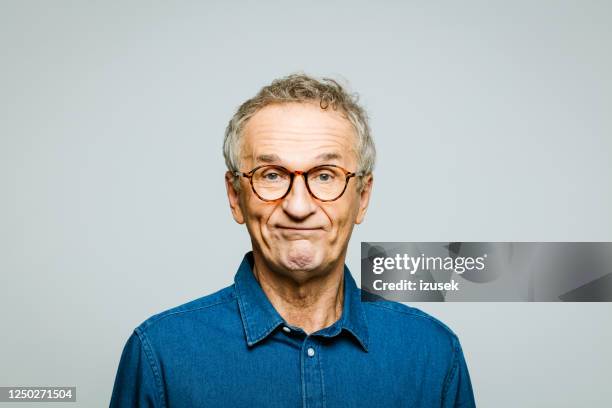headshot de l’homme aîné inquiet - déception photos et images de collection