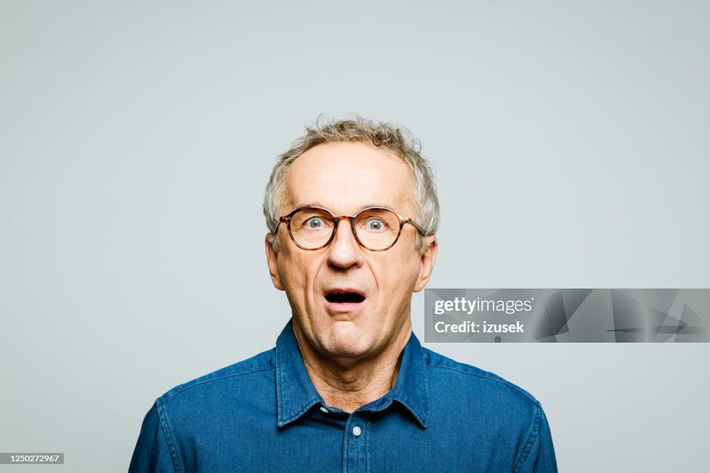 Porträt eines schockierten Seniors