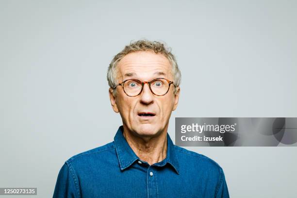 porträt eines überraschten seniors - portrait of business man looking surprised stock-fotos und bilder