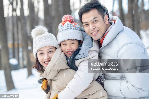 three playing in the snow - china east asia stock-fotos und bilder