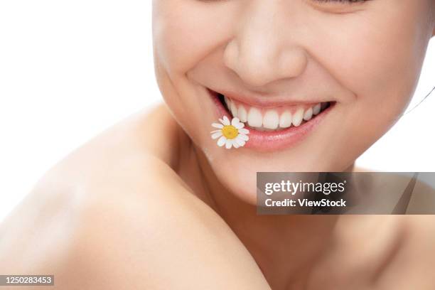 young women with chamomile close-up of his mouth - clavícula fotografías e imágenes de stock