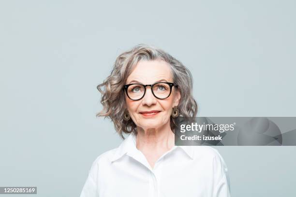 headshot van vriendschappelijke hogere vrouw in wit overhemd - portrait choice stockfoto's en -beelden