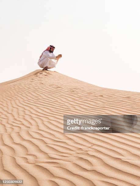 arabischer mann nachdenklich in der wüste - bahrain stock-fotos und bilder