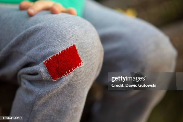 red patch on the child's pants - textile patch stock-fotos und bilder