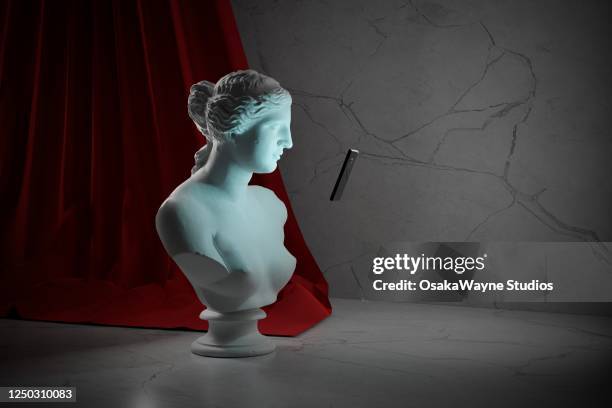 venus de milo screen addiction - estatua-de-bellas-artes fotografías e imágenes de stock
