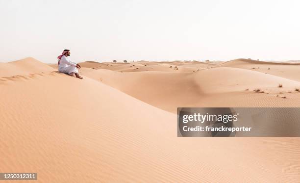 homme arabe pensif dans le désert - qatar desert photos et images de collection