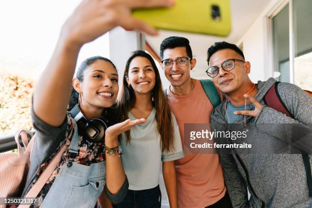 freunde machen ein selfie auf dem universitätscampus - mexikanischer abstammung stock-fotos und bilder