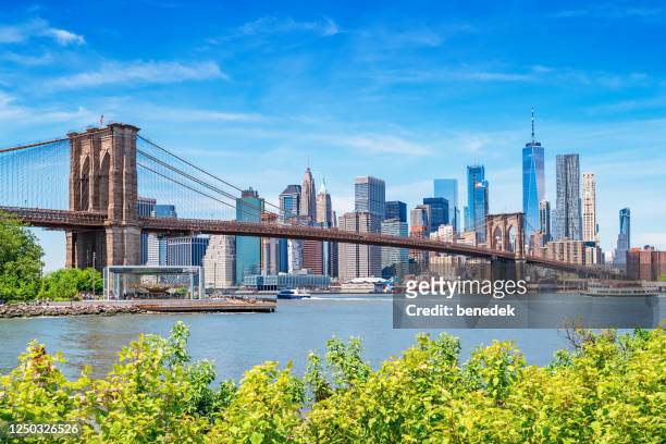 brooklyn bridge und skyline new york city usa manhattan - brooklyn new york stock-fotos und bilder