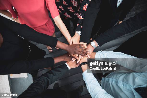 partnership e lavoro di squadra sono la chiave del successo - giustizia sociale foto e immagini stock