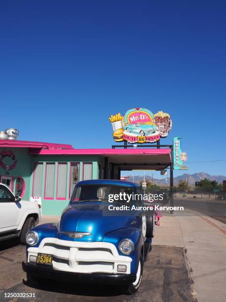 mr d'z diner on route 66 in kingman in arizona - diner at the highway stock pictures, royalty-free photos & images