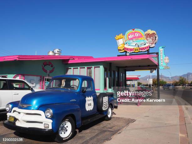 アリゾナ州キングマンの国道66号線のd'zダイナー氏 - 1950's cars ストックフォトと画像