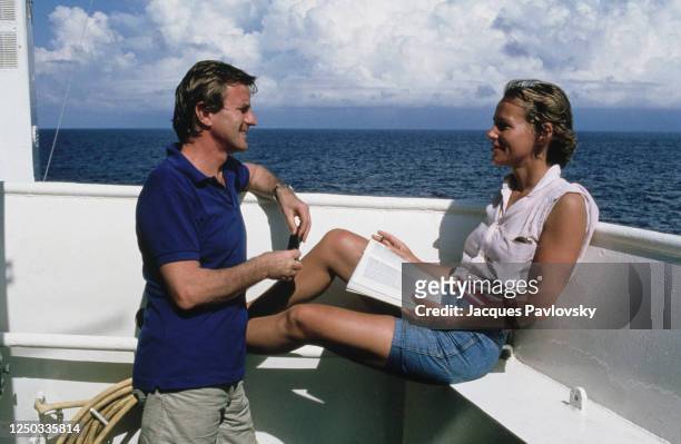 Portrait de Bernard Kouchner et sa femme Christine Ockrent pour une expédition en Mer de Chine dans l'océan Pacifique