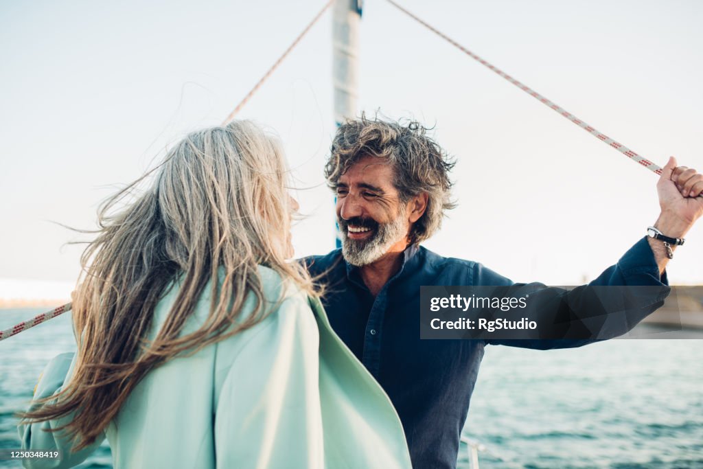 Reife Mann und seine Frau genießen Segeln mit ihrer Yacht