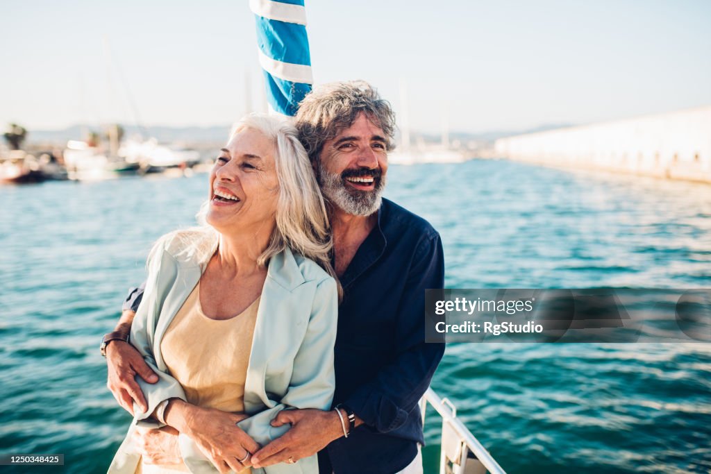 Anziani innamorati che si godono la loro romantica vacanza in crociera
