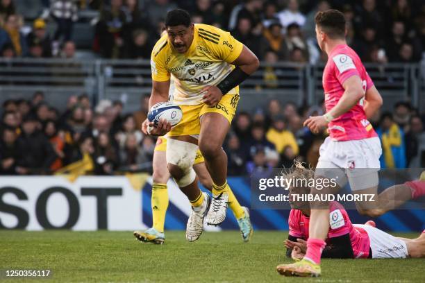 La Rochelle's Australian lock Will Skelton runs with the ball during the European Rugby Champions Cup 1/8th final rugby union match between La...