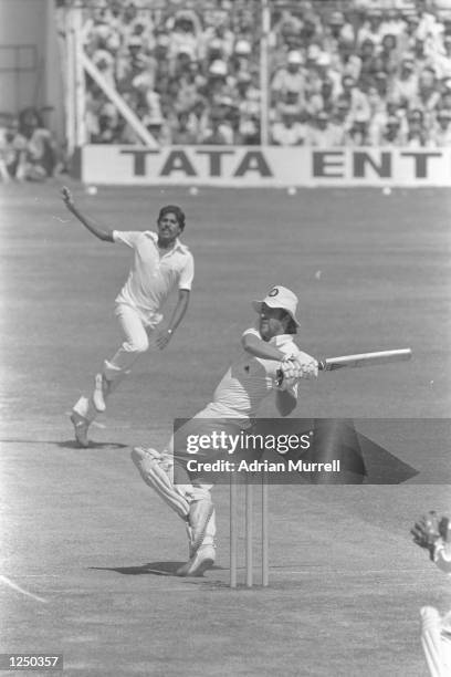 Ian Botham of England hooks Kapil Dev of India during the 1st Test in Bombay. Mandatory Credit: Adrian Murrell/Allsport UK