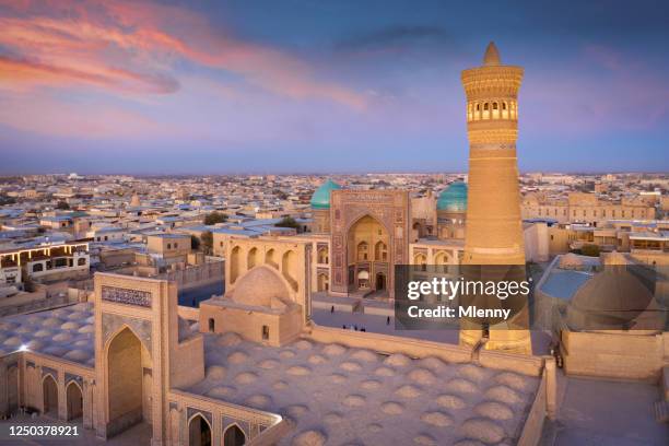 uzbekistán bukhara vista aérea kalyan minaret dusk crepúsculo - uzbekistan fotografías e imágenes de stock