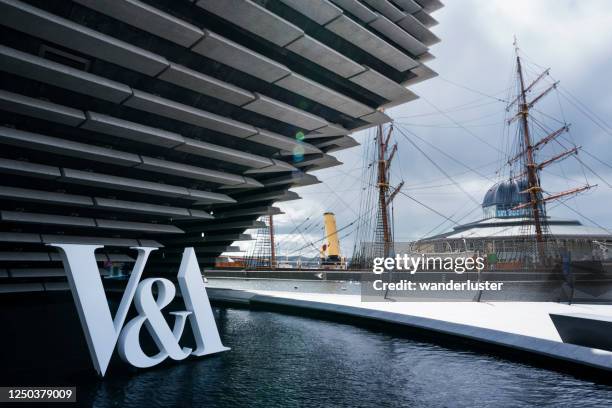 il moderno museo d'arte v&a di dundee, scozia - victoria and albert museum foto e immagini stock