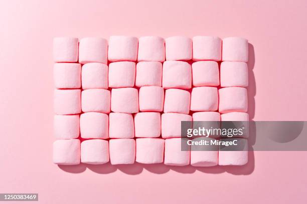 pink fluffy marshmallows - marshmallow stockfoto's en -beelden