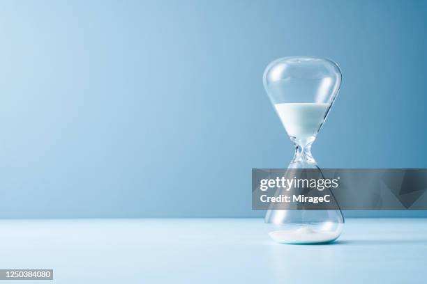 white colored sand hourglass - sanduhr stock-fotos und bilder