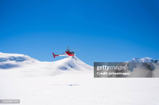 luftaufnahme vom helikopter auf schneeberg in fox glacier stadt southern alps mountain valleys, neuseeland. der helikopter-service in mt cook bietet rundflüge - nationalpark mount cook stock-fotos und bilder