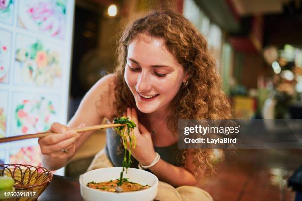 zoals u wellicht weet, het is uitgesproken 'fuh' niet 'foh' - aziatische-noedels stockfoto's en -beelden