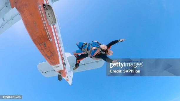 vrouw met instructeur in vrije val. - parachute jump stockfoto's en -beelden