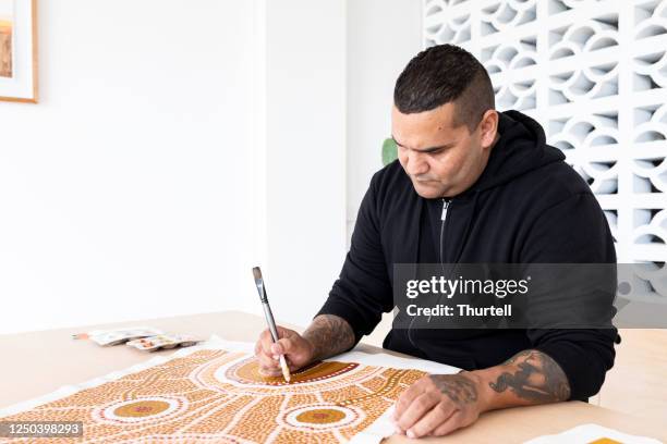 artista indígena australiano aborigen - cultura aborigen australiana fotografías e imágenes de stock