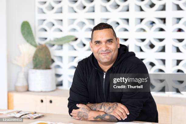 portrait of indigenous aboriginal australian artist - aboriginal man imagens e fotografias de stock