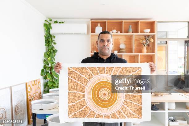 portret van inheemse aboriginal australische kunstenaar - aboriginal artwork stockfoto's en -beelden