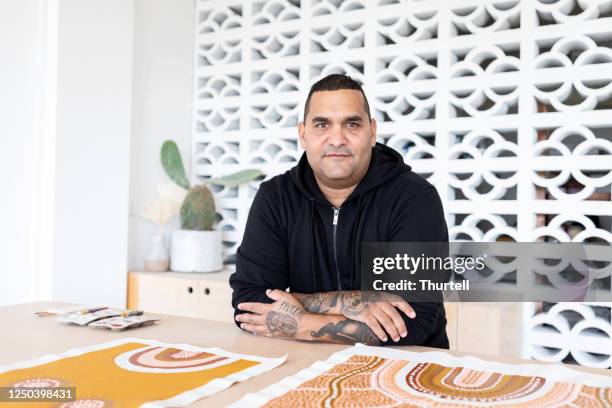 portrait of indigenous aboriginal australian artist - aboriginal man imagens e fotografias de stock