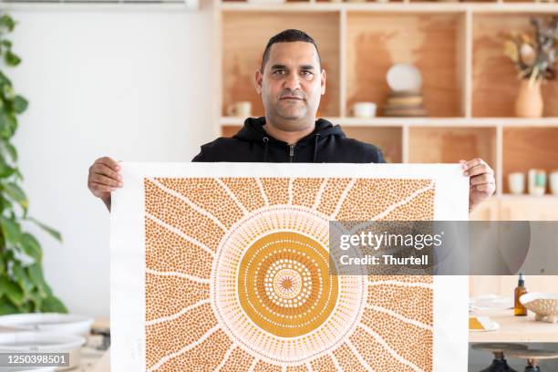 porträt des indigenen aborigines australischen künstlers - aboriginal artwork stock-fotos und bilder