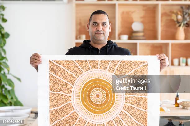 portret van inheemse aboriginal australische kunstenaar - tribe stockfoto's en -beelden