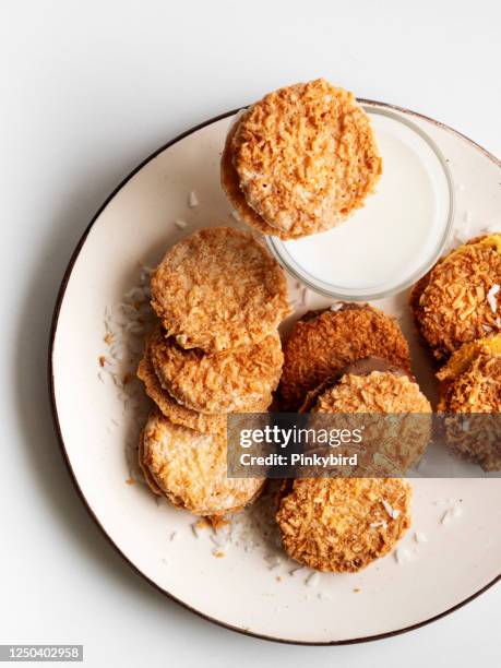 cookie, biscuit and milk, sandwich cocoa cookie with crema, sandwich cookies, - coconut cream stock pictures, royalty-free photos & images