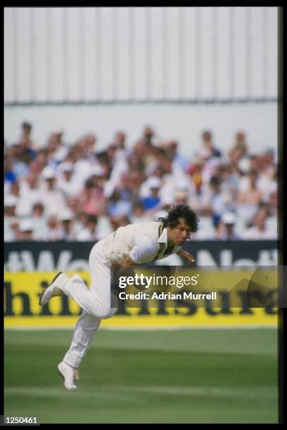 Imran Khan bowls for Pakistan in the 3rd Test between England and Pakistan at Headingley. Mandatory Credit: Adrian Murrell/Allsport UK