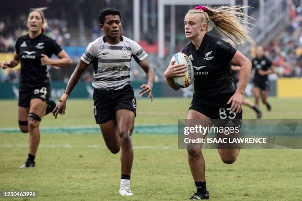 New Zealands Jorja Miller runs with the ball against Fiji on the third day of the Hong Kong Sevens rugby tournament on April 2, 2023.