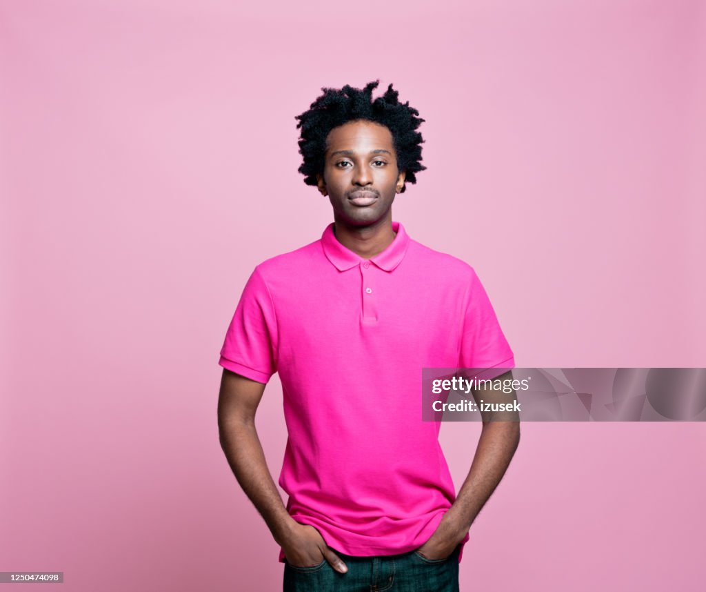 Retrato de un joven que lleva polo rosa