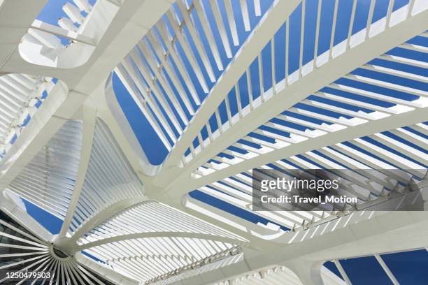 moderne witte architectuur in rio de janeiro, brazilië - santiago calatrava stockfoto's en -beelden
