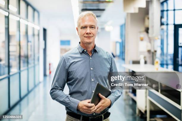 portrait of printery manager holding digital tablet - industrial portraits character photos et images de collection