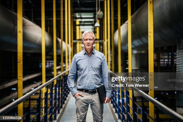 portrait of senior printery manager on walkway - industrial portraits character photos et images de collection