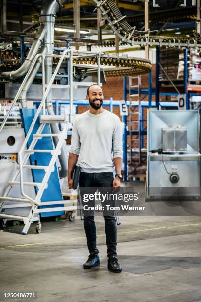 portrait of printery machine engineer smiling - junger mann ganzkörper stock-fotos und bilder