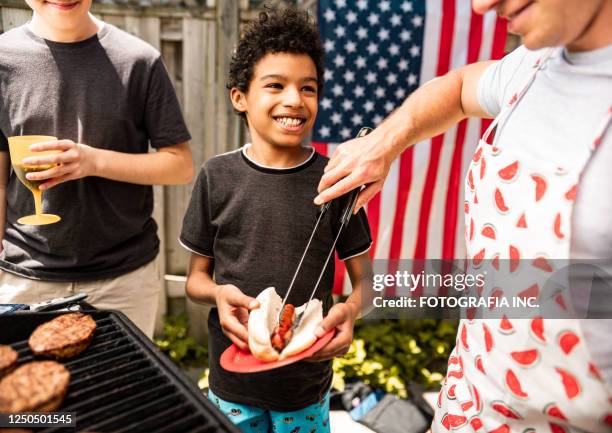 burger radas upp den 4 juli bbq - american 4th july celebrations bildbanksfoton och bilder