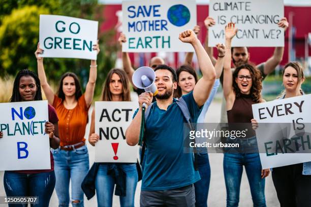 persone in sciopero globale per il cambiamento climatico - dimostrazione di protesta foto e immagini stock
