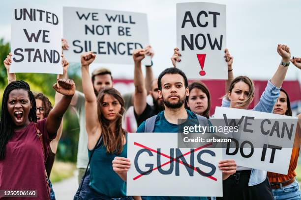 gli attivisti per i diritti delle armi protestano contro la legislazione sul controllo delle armi - gun foto e immagini stock