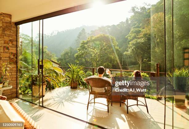 genieten van een vrijetijdsvakantie - couple travelling stockfoto's en -beelden